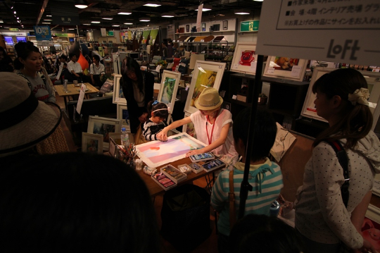 女性と子供版画をする写真