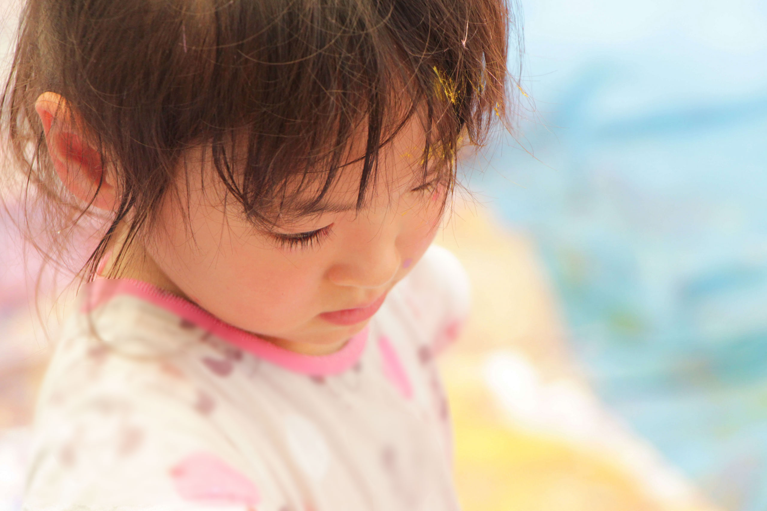 作品つくりに集中する真剣な表情の子供の写真